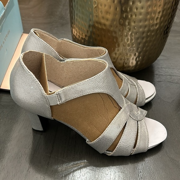 LifeStride Caramel Strappy Sandal - Picture 5 of 10